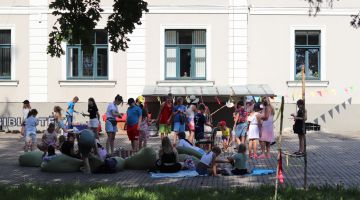 Zem augusta debesīm
