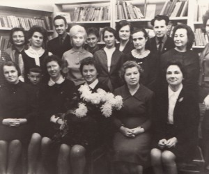 Bibliotēkas vadītājas Lidijas Ozoliņas darba jubileja, Pirmajā rindā no kreisās: Ruta Sirsniņa, Brigita Blite, Lidija Ozoliņa, Austra Skudra, Aija Vīksna. Otrajā rindā: Māra Gaigalniece, Geikina, Ļepova, Mirdza Mulere, Olga Aldiņa, Aina Laiviniece. Trešajā rindā: Anda Putko, Andrejs Mihalovskis, Līga Zalāne, Irīna Devjatņikova, Valentīns Cirsis. 