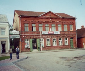 Ēka Pasta ielā 21. No 1952. līdz 1965. gadam šeit otrajā stāvā atradās Jēkabpils rajona bibliotēka.