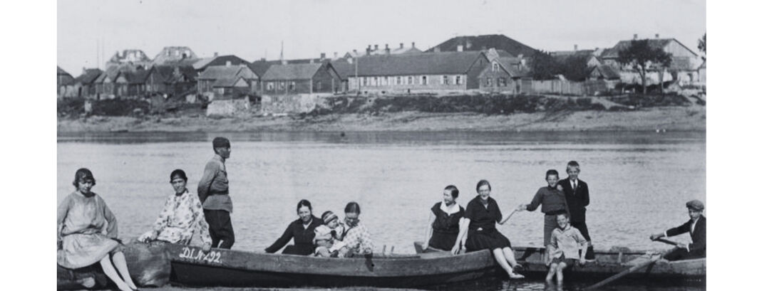 Fotocikls “Objektīvā vēsture. Daugava”. Vienas fotogrāfijas izstāde “Laivotāji”