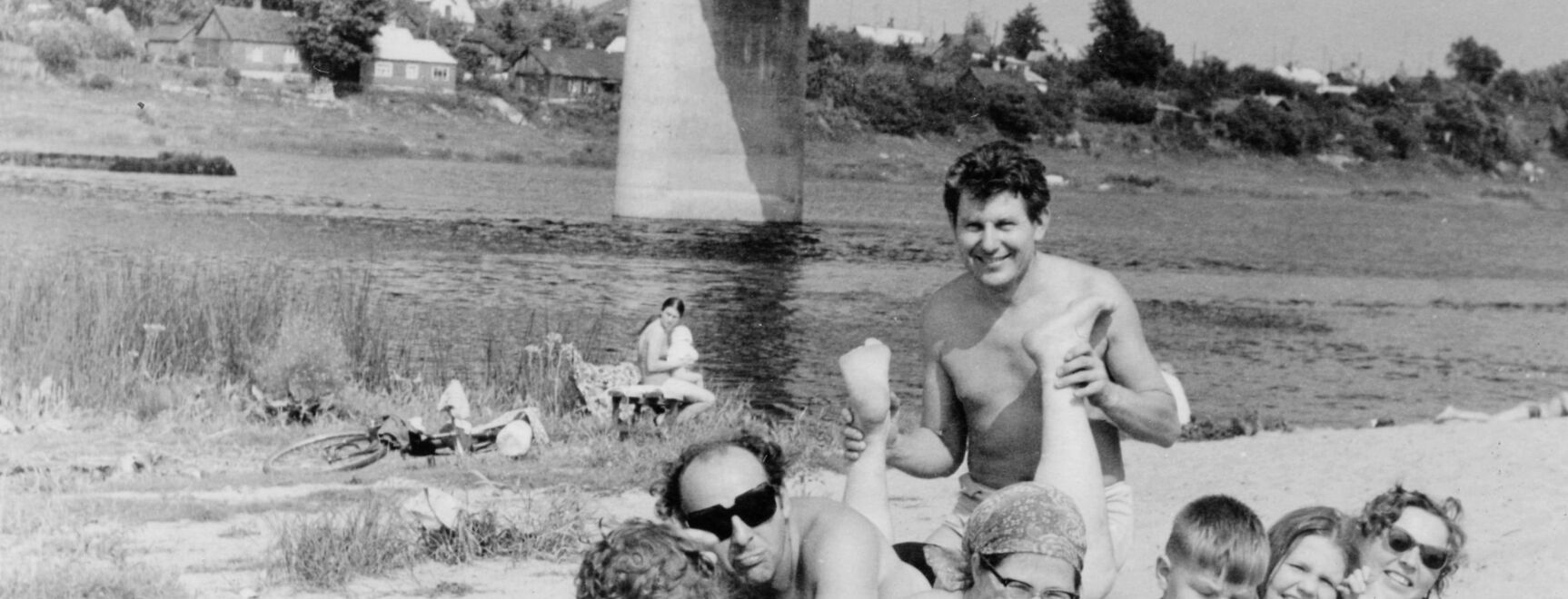 Fotocikls “Objektīvā vēsture. Daugava”. Vienas fotogrāfijas izstāde “Atpūtnieki pie tilta”
