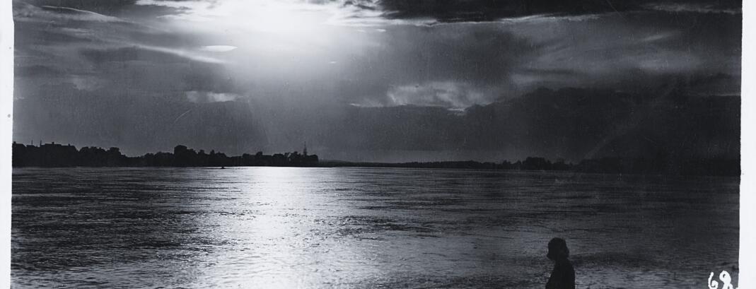 Fotocikls “Objektīvā vēsture. Daugava”. Vienas fotogrāfijas izstāde “Daugavas nakts burvība