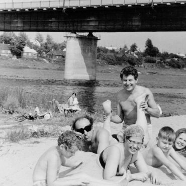 Fotocikls “Objektīvā vēsture. Daugava”. Vienas fotogrāfijas izstāde “Atpūtnieki pie tilta”