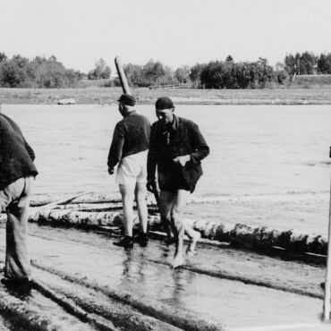 Fotocikls “Objektīvā vēsture. Daugava”. Vienas fotogrāfijas izstāde “Daugavas plostnieki”