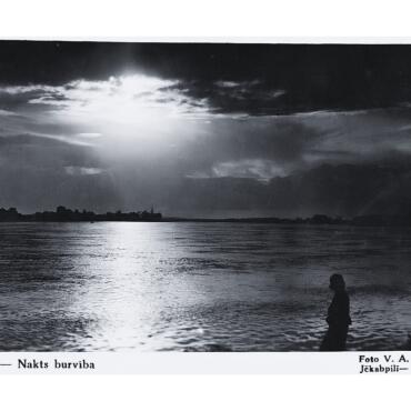 Fotocikls “Objektīvā vēsture. Daugava”. Vienas fotogrāfijas izstāde “Daugavas nakts burvība