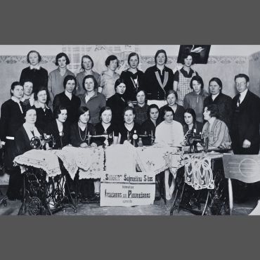 Vienas fotogrāfijas izstāde “Šūšanas kursu dalībnieces”